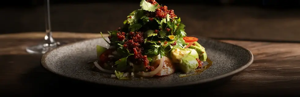 Ensalada verde fresca con semillas de granada del menú de Rosa Negra Miami.