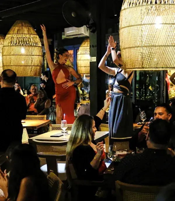 Gastronomía y vida nocturna en el restaurante Rosa Negra Miami