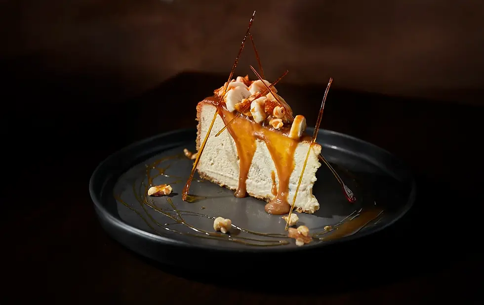 Cheesecake de plátano con salsa de caramelo salado y palomitas de cacahuate en Rosa Negra Miami