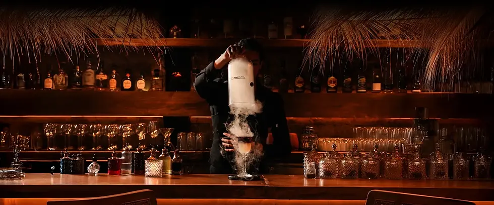 Barman agitando un cóctel en el bar Amante.