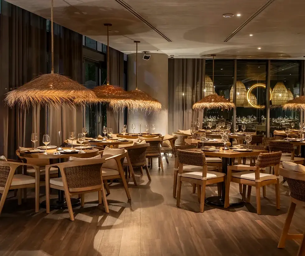 Elegante salón interior para disfrutar de una experiencia gastronómica en Rosa Negra Miami