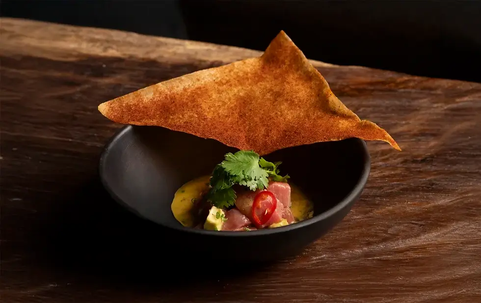 Tartar de atún con aguacate y una galleta crujiente grande, del menú de Rosa Negra Miami.