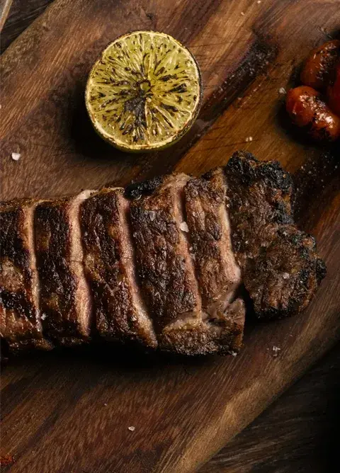 corte de carne a la parrilla en láminas del menú de Rosa Negra Miami